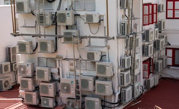 ছাদ নাকি বারান্দা! কোথায় রাখা উচিৎ AC-র আউটডোর ইউনিট? না জানলেই বাড়বে খরচ ছাদ নাকি বারান্দা! কোথায় রাখা উচিৎ AC-র আউটডোর ইউনিট? না জানলেই বাড়বে খরচ