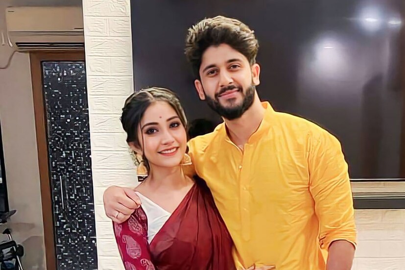 শনিবার, ১৫ জুলাই কৌশাম্বীর জন্মদিন ছিল। আদৃত কৌশাম্বীকে জড়িয়ে ধরে একটি ছবি শেয়ার করেছেন। দেখেই বোঝা যাচ্ছে অভিনেতার গানের স্টুডিওতে তোলা হয়েছে ছবিটি।