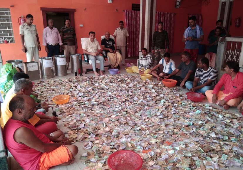 বৃহস্পতিবার, শিব মন্দিরের ইনচার্জ কাম এসডিও দীপঙ্কর চৌধুরীর নির্দেশ অনুসারে, মন্দির প্রাঙ্গনে নিযুক্ত সমস্ত উন্নয়ন তহবিল বাবা মন্দিরের সহকারী ইনচার্জ কাম দেবীপুর সিও সুনীল কুমার এবং বাবা মন্দিরের প্রধান ব্যবস্থাপক রমেশ পারিহস্তের তত্ত্বাবধানে খোলা হয়েছিল।