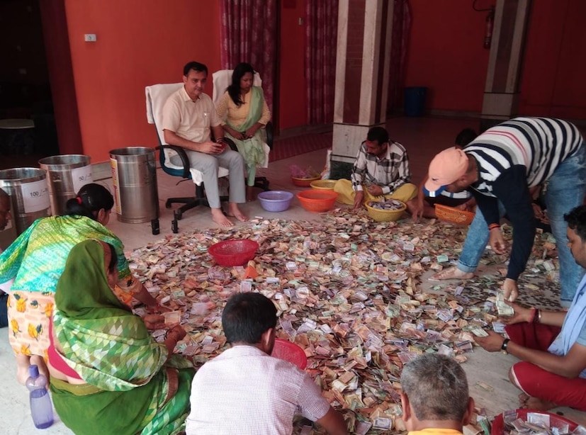 এই উন্নয়ন তহবিল থেকে পাহাড় প্রমাণ নোট এবং কয়েন সংগ্রহ হয়। যার কারণে মন্দিরের সমস্ত কর্মীরা তা গণনায় বসেন।