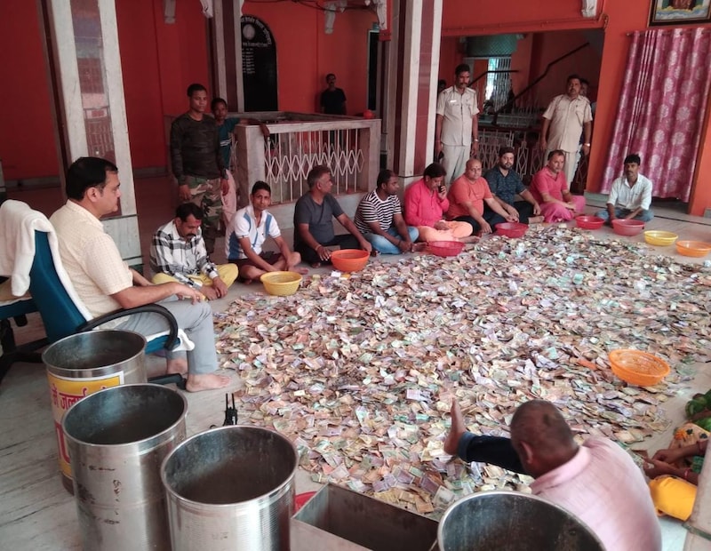 উন্নয়ন তহবিল ছাড়াও দান বাক্স থেকে নেপালি রুপি ৯০০ এবং ইউএস ডলার ২০ প্রাপ্ত হয়েছে। এসময় উপস্থিত ছিলেন প্রধান ব্যবস্থাপক রমেশ পারিহস্ত, মন্দির সুপার সোনা সিনহা, শশী মিশ্র, রমেশ কুমার মিশ্র, প্রদীপ ঝা, সম্বোধ কুমার, চন্দন কুমার, সন্তোষ পান্ডে, ভোলা ভান্ডারী প্রমুখ।