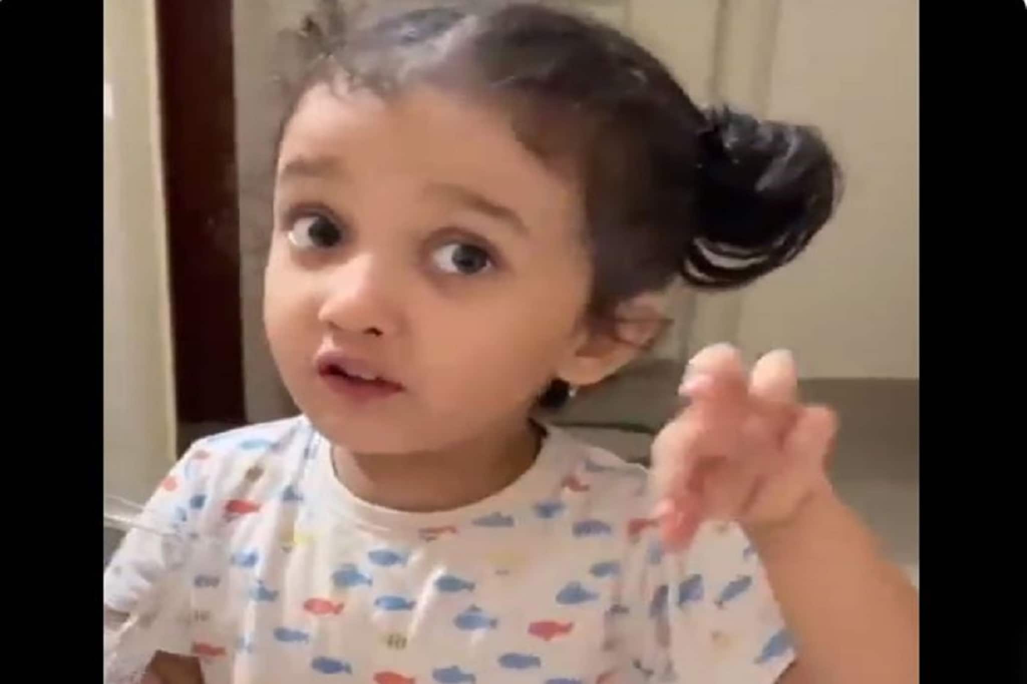 ঠিক যেন লতাজি! গলায় মা সরস্বতী! খুদে মেয়ে তার মায়ের সুরের ভুল ধরিয়ে, আলাপ গাইছে!