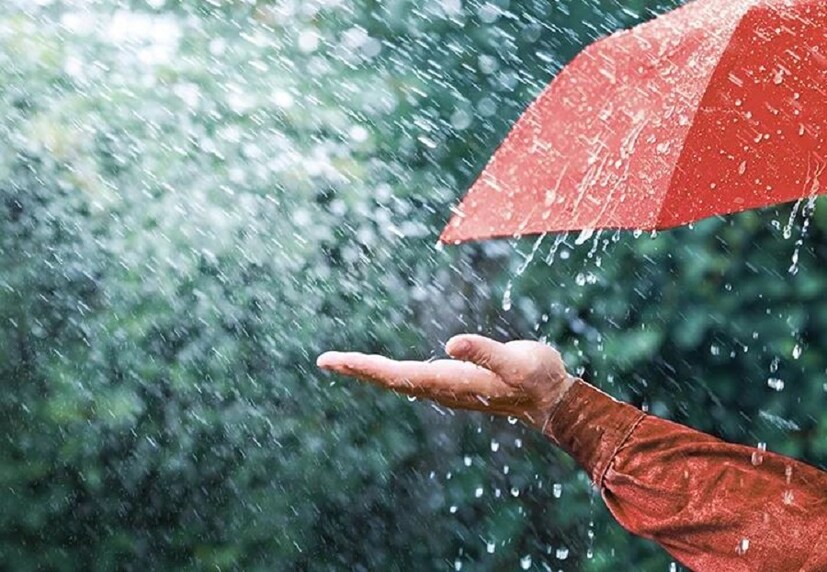 বিগত বেশ কিছুদিন ধরে মাঝের মধ্যে এক পশলা বৃষ্টি হওয়ার কারণে অনেকটাই স্বস্তিতে রয়েছে জেলার মানুষেরা। মাঝেমধ্যেই হালকা রোদ দেখা যাচ্ছে আবার দেখা যাচ্ছে বৃষ্টি হতেও।   দু থেকে তিন দিনের মধ্যে দক্ষিণবঙ্গের জেলাগুলিতে বৃষ্টির দাপট বাড়বে। হাওয়া অফিস পক্ষ থেকে ইতিমধ্যেই ভারী বর্ষণের সতর্কতা জারি করা হয়েছে দক্ষিণবঙ্গের কয়েকটি জেলায়। (Reported By: Sarmistha Banerjee)
