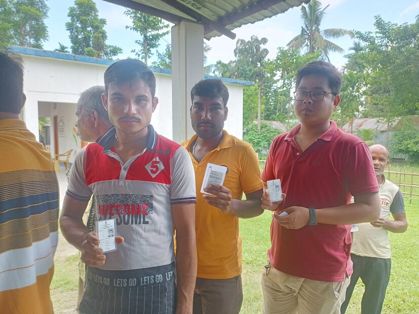রাজনৈতিক সংঘর্ষ ও এলাকা দখলকে কেন্দ্র করে উত্তপ্ত দিনহাটা মহকুমার একাংশেই দেখা গেল শান্তিপূর্ণভাবে ভোট হচ্ছে। ভোটাররা সপরিবারে এসে নিজেদের ভোট দিয়ে বাড়ি ফিরে যাচ্ছেন।