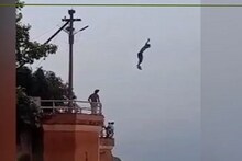 বৈদ্যুতিক খুঁটি থেকে সোজা গঙ্গায় পড়লেন যুবক! মারাত্মক ঘটনা! ভাইরাল ভিডিও