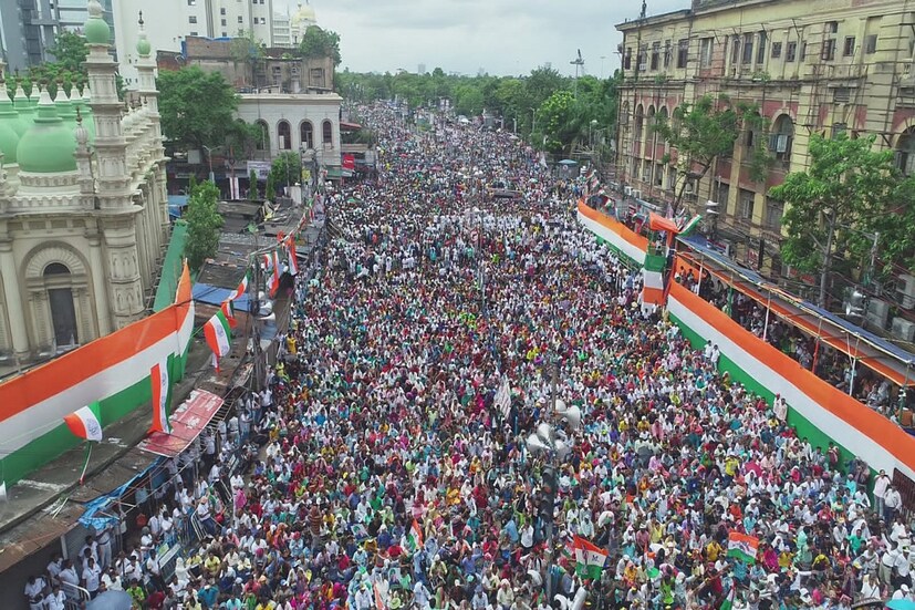 একের পর এক জেলা থেকে মানুষের ভিড় একুশের ধর্মতলায়। শহরের রাস্তায় ভিড় করেছেন তৃণমূলের কর্মী-সমর্থকেরা। (রিপোর্টার-- সোমরাজ বন্দ্যোপাধ্যায়)