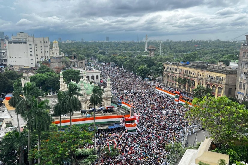 সকাল থেকেই মানুষে মানুষে ছয়লাপ ধর্মতলা চত্বর শুধু কালো কালো মাথা! দফায় দফায় সভামঞ্চ পরিদর্শন পুলিশকর্মীদের।