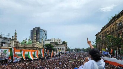 একুশে জুলাই বৃষ্টিতে ভাসতে পারে শহর ! যা জানাল আবহাওয়া অফিস (File Photo) একুশে জুলাই বৃষ্টিতে ভাসতে পারে শহর ! যা জানাল আবহাওয়া অফিস (File Photo)
