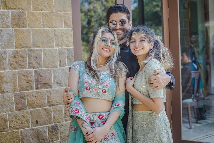 বাবা ফারহানের দ্বিতীয় বিয়েতে উপস্থিত ছিলেন ফারহান ও তাঁর প্রাক্তন স্ত্রী অধুনার দুই মেয়েও।