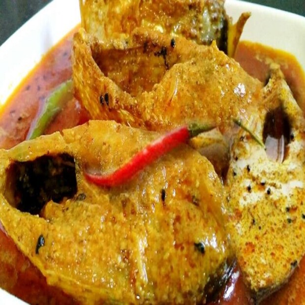 খুচরো বাজারে এখনও দাম খুব একটা কমেনি। রবিবার মানিকতলা বাজারে ইলিশের দাম খুব না কমলেও ধরাছোঁয়ার মধ্যেই রয়েছে।