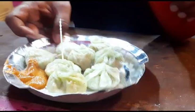 তাঁর ফুড স্টলের গন্ধরাজ মোমো হয়ে উঠেছে জেলা সদরের খাদ্য রসিকদের অন্যতম আকর্ষণ। মাত্র ৪০ টাকায় মিলছে ৮ পিস মোমো। তা খেতেই ভিড় জমাচ্ছেন খাদ্যরসিকরা।