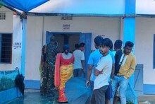 বৃষ্টি উপেক্ষা করেই ভোটকেন্দ্রে ভোটাররা