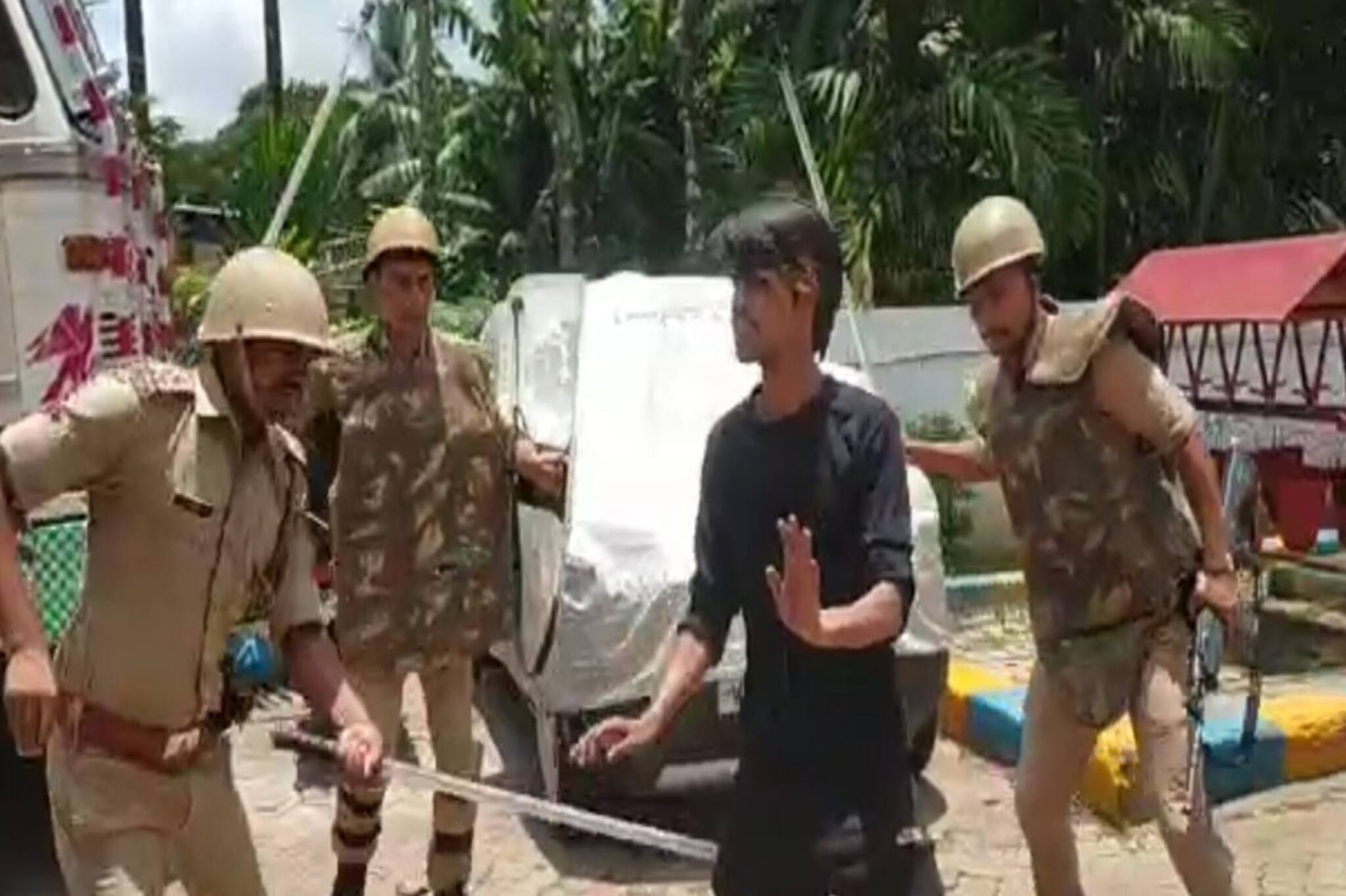 ভোট মিটলেও উত্তপ্ত বাংলা, চলে পুলিশের লাঠিচার্জ! রাজনৈতিক বিক্ষোভের জেরে আটক তিন