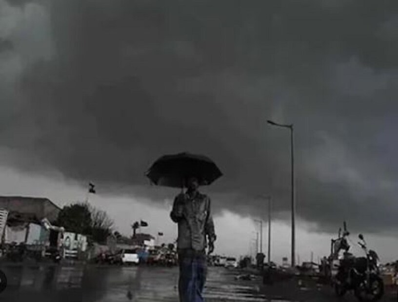 প্রবল বর্ষণে ভিজবে বঙ্গ। বৃষ্টি , ঘূর্ণাবর্ত , নিম্নচাপ অক্ষরেখা মিলিয়ে উত্তরবঙ্গে ভয়ানক অবস্থার সৃষ্টি হয়েছে। প্রবল বর্ষণ উত্তরের একাধিক জেলায়। এবার লাল সতর্কতা জারি হল উত্তরের একাধিক জায়গায়। হাওয়া অফিস জানিয়েছে, উত্তরের জলপাইগুড়ি, আলিপুরদুয়ার এবং কোচবিহারে আজ থেকে অত্যধিক ভারী বৃষ্টি হতে পারে। ‌  (ছবি ও লেখা: শমিষ্ঠা ব্যানার্জি)
