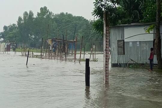 River water is Rising due to heavy rain, The residents of Torsa are ...