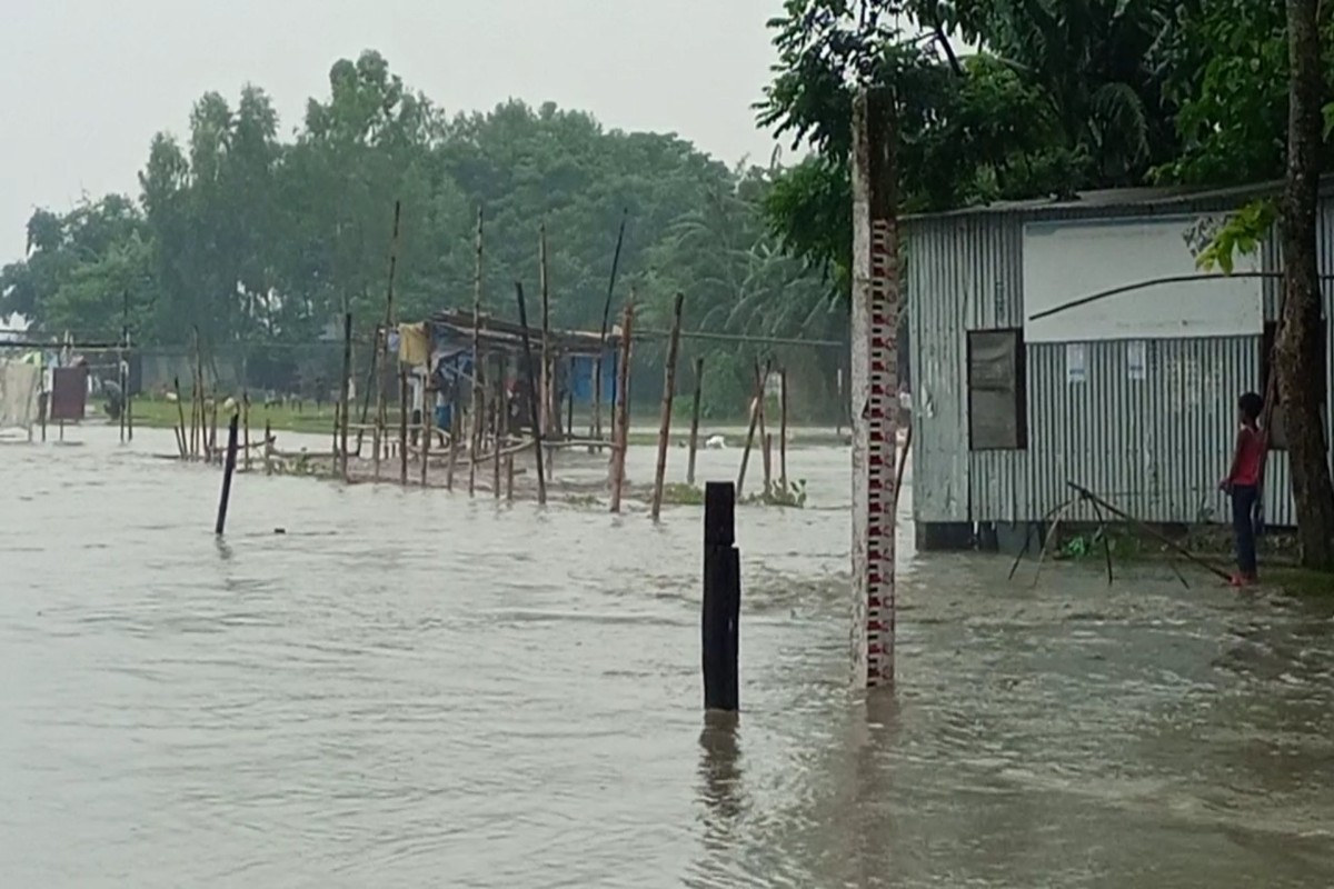 River water is Rising due to heavy rain, The residents of Torsa are ...