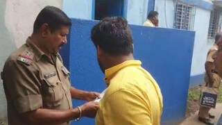 ঘটনাস্থলে জিজ্ঞাসাবাদ করছে পুলিশ ঘটনাস্থলে জিজ্ঞাসাবাদ করছে পুলিশ