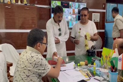 বিডিও-কে মিষ্টি দিলেন বিজেপি কর্মীরা৷ 