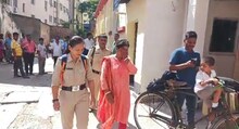 ট্রেনের কামরা থেকে উদ্ধার লক্ষ লক্ষ টাকার গাঁজা! গ্রেফতার মা ও ছেলে