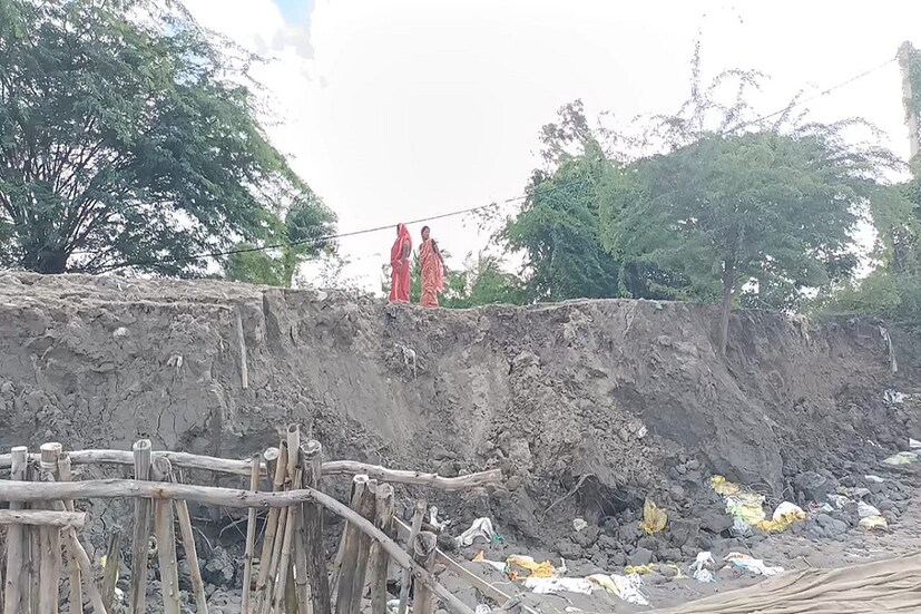 গ্রামের মানুষদের বক্তব্য, স্থায়ী বাঁধ না হলে ওই অঞ্চলটি চিরজীবনে আতঙ্কগ্রস্ত হয়ে থাকবে। গ্রামের মানুষেরা দাবি করছেন গত বছর কার্তিক( অক্টোবর) মাসে ওই বাঁধ মেরামত হয়েছিল। বর্ষাকাল নামার সঙ্গে সঙ্গে জল বাড়তেই বাঁধ ক্ষতিগ্রস্ত হয়েছে।সাধারণ মানুষের দাবি,এই বাঁধ নিয়ে দক্ষিণ অঞ্চলে বরাবরই রাজনৈতিক দল গুলোর মধ্যে দুর্নীতি কাজ করে। আর সেই দুর্নীতির শিকার হচ্ছে তাঁরা৷