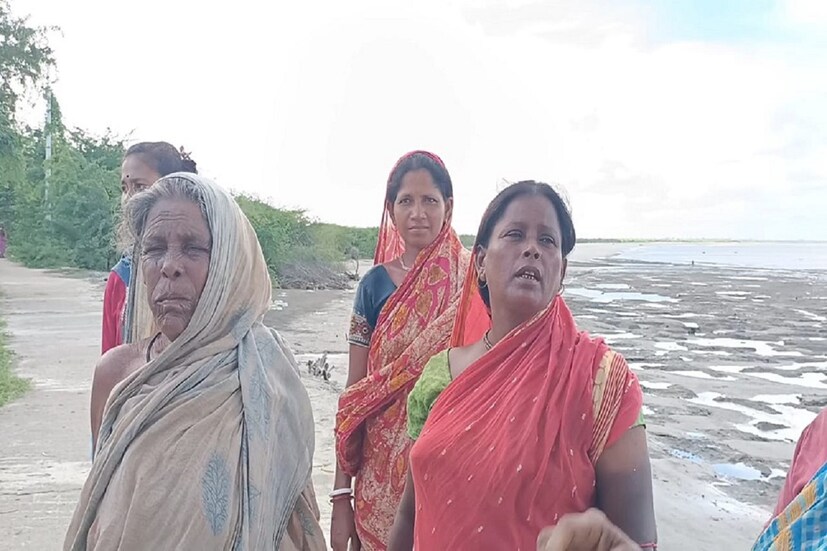 এ বিষয়ে ফ্রেজারগঞ্জে বিজেপির মন্ডল সভাপতি বারীন্দ্রনাথ দাস জানান ,'বাঁধ মেরামত নিয়ে সঠিক তথ্য কোনদিন পঞ্চায়েতের তরফ থেকে আমাদের দেওয়া হয়না।তবে কাজের মধ্যে কারচুপি রয়েছে সেটা পরিষ্কার বোঝা যায়।' অন্যদিকে ফ্রেজারগঞ্জ পঞ্চায়েত সভাপতি, তৃণমূল নেতা প্রসেনজিৎ জানান,'ওখানে মেরামত প্রতিবারই হয়। কিন্তু মাটির বাঁধের জন্য প্রত্যেকটি নদীর বাঁধ প্রতিবারই ক্ষতিগ্রস্ত হয় ,এবারেও তাই হচ্ছে।সরকারের ফান্ড আসে এবারও নিশ্চয় কাজ হবে।যারা পঞ্চায়েত বোর্ড গঠন করবে।' Input - Shanku Santra 