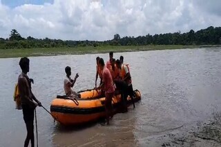 বর্ষায় ফুলে ফেঁপে ওঠা নদীতে স্নান করতে গিয়েই বিপত্তি!