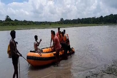 বর্ষায় ফুলে ফেঁপে ওঠা নদীতে স্নান করতে গিয়েই বিপত্তি!