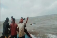 ইলিশ ধরতে গিয়ে মাঝ সমুদ্রে নৌকাডুবি!১০ ঘণ্টা উত্তাল সমুদ্রে প্রাণ বাঁচানোর লড়াই