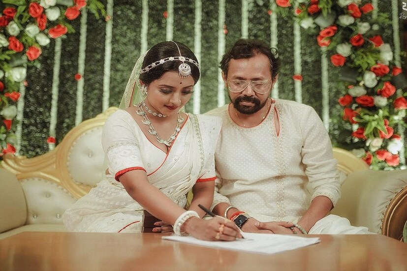 অগ্নিসাক্ষী করে বিয়ে নয় বরং রেজিস্ট্রি করে সিঁদুরদান, মালাবদল করেই বিবাহবন্ধনে আবদ্ধ হয়েছেন শ্রুতি দাস ও স্বর্ণেন্দু সমাদ্দার৷ তবে বিয়ে করলেও আর পাঁচজনের মতো কালরাত্রি, বৌভাত কিছুই হয়নি শ্রুতির৷