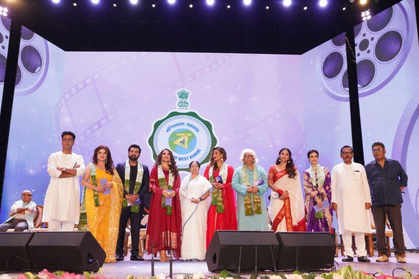 বাংলা সিনেমায় অবদান রাখার জন্য মহানায়ক উত্তমকুমারের ৪৩তম মৃত্যুবার্ষিকীতে কৃতী অভিনেতা-অভিনেত্রী হাতে পুরস্কার তুলে দিলেন স্বয়ং মুখ্যমন্ত্রী মমতা বন্দ্যোপাধ্যায়। ছবি সৌজন‍্যে- মমতা বন্দ্যোপাধ্যায়ের ফেসবুক পেজ
