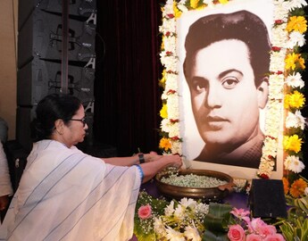 'মহানায়ক' সম্মানে ভূষিত অঙ্কুশ-শুভশ্রীরা! মহানায়কের স্মৃতিচারণে মমতা, রইল ছবি 'মহানায়ক' সম্মানে ভূষিত অঙ্কুশ-শুভশ্রীরা! মহানায়কের স্মৃতিচারণে মমতা, রইল ছবি