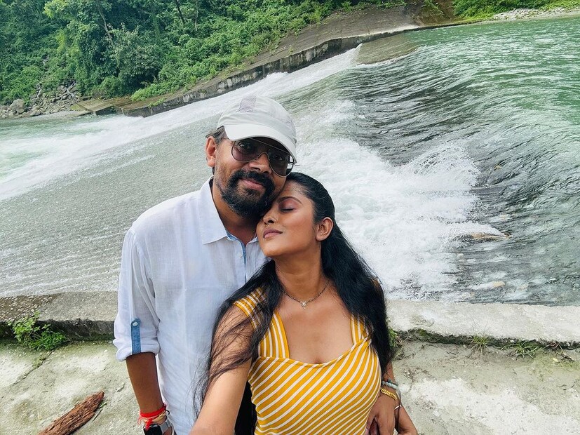 উত্তরবঙ্গে তাঁরা ঘুরেছেন লাভারস্ পয়েন্ট, নেউড়া নদী, রকি দ্বীপ। নিজেদের অন্তরঙ্গ কিছু ছবিও ভাগ করে নিয়েছেন দর্শকদের সঙ্গে।