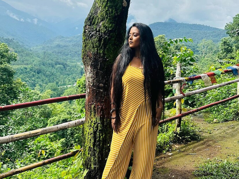  কিন্তু মিনি হানিমুনে কোথায় গিয়েছিলেন? সে কথা যাওয়ার আগে খোলসা করেননি শ্রুতি। নিউজ18 বাংলাকে পর্দার ‘রাঙা বউ’ জানিয়েছিলেন, সোমবার শহরে ফিরবেন, তারপর সকলকে জানাবেন হানিমুন সারতে কোথায় গিয়েছিলেন নবদম্পতি।