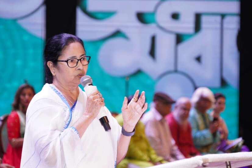 মুখ্যমন্ত্রী স্মৃতিচারণা করে বলেন, ‘সেই দিনটা আমি কিছুতেই ভুলতে পারি না। আমি আর আমার মা রাস্তার ধারে দাঁড়িয়েছিলাম। তখন কয়েকজন বলতে বলতে যাচ্ছিলেন যে, উত্তম কুমার প্রয়াত হয়েছেন। কতটা কষ্ট পেয়েছিলাম ভাবতে পারবেন না। আজ যাঁরা মহানায়ক সম্মান পেলেন, তাঁদের জীবনে এই সম্মানটা ভীষণ গর্বের।’ছবি সৌজন‍্যে- মমতা বন্দ্যোপাধ্যায়ের ফেসবুক পেজ