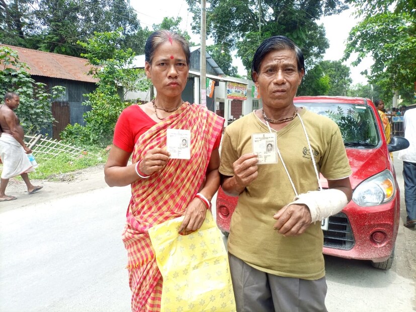 সীমান্তবর্তী এই এলাকায় উৎসবের মেজাজে ভোট দিচ্ছে গ্রামের মানুষ। এক বৃদ্ধকে দেখা গেল হাত ভাঙা অবস্থাতেই স্ত্রীকে নিয়ে ভোট দিতে।