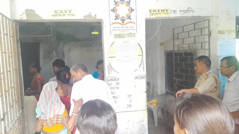 দিনহাটা মহকুমার সীমান্তবর্তী বামনহাট এলাকার গ্রামগুলিতে শান্তিপূর্ণভাবেই ভোট হচ্ছে। এখানে অশান্তির আঁচ সেভাবে এসে পৌঁছায়নি। তবে ভোট কেন্দ্রে দেখা মেলেনি কোনও কেন্দ্রীয় বাহিনীর জ‌ওয়ানের। মাত্র একজন রাজ্য পুলিশের কনস্টেবল ও দু'জন সিভিক ভলেন্টিয়ারকে বুথ পাহারা দিতে এবং ভোটের লাইন সামলাতে দেখা গেল।