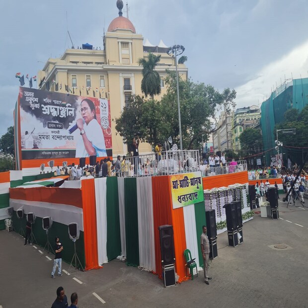 শহিদ দিবসের সঙ্গে গ্রাম বাংলা দখলের সেলিব্রেশনের কোলাজই যেন দেখা যায় বিভিন্ন জায়গায়।