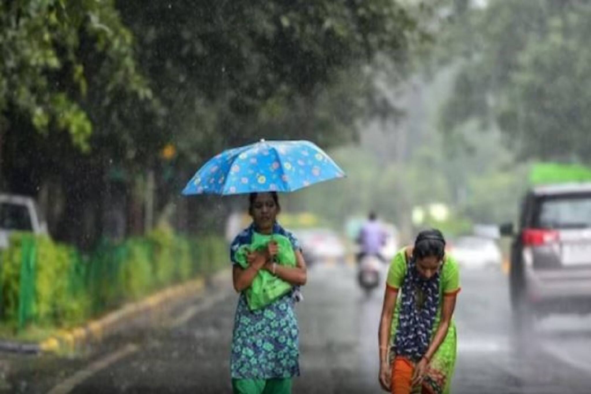 ছাতা সঙ্গে না রাখলেই বিপদ!তুমুল বৃষ্টিতে ভাসতে চলেছে এই সব জেলা! কলকাতা ভাসবে তো