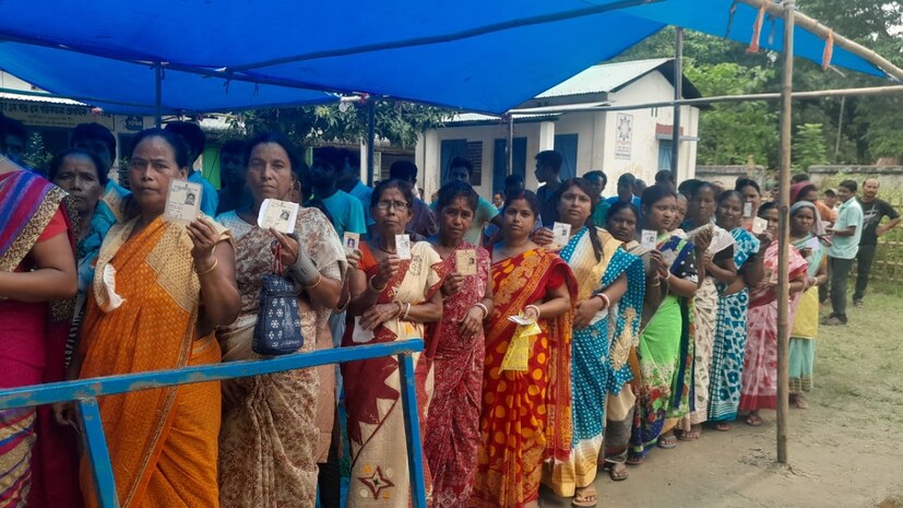 দিনহাটার এই অন্যরকম ছবিটাই হিংসা-হানাহানি মুছে গিয়ে নিয়মিত ছবি হয়ে উঠুক, এমনটাই চান সাধারণ ভোটাররা।  ছবি ও তথ্য - সার্থক পণ্ডিত