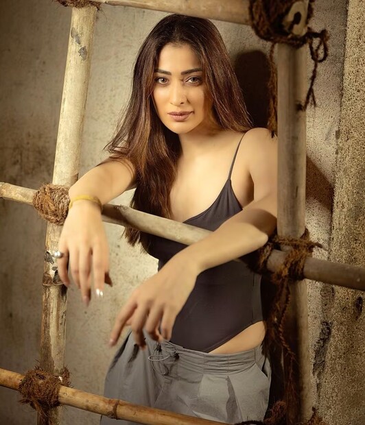 এর জন্য তাঁরা অনেক সময় বিভিন্ন সার্জারির পন্থা অবলম্বন করেন। যেমন-বলিউডের সুন্দরী এবং কিংবদন্তী অভিনেত্রী রেখার কথাই ধরা যাক। সত্তর ছুঁইছুঁই বয়সেও তিনি যেন পঁচিশের তরতাজা যুবতী। 