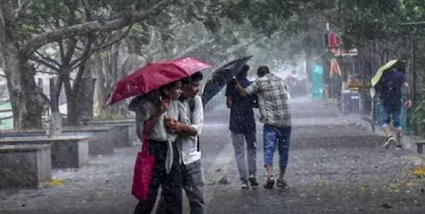 যার জেরে ইতিমধ্যেই এই তিন জেলায় লাল সতর্কতা জারি করেছে আবহাওয়া দফতর। মালদা এবং দুই দিনাজপুরে আগামী কয়েকদিন হালকা থেকে মাঝারি বৃষ্টিপাত হবে। (ছবি ও লেখা: শমিষ্ঠা ব্যানার্জি)