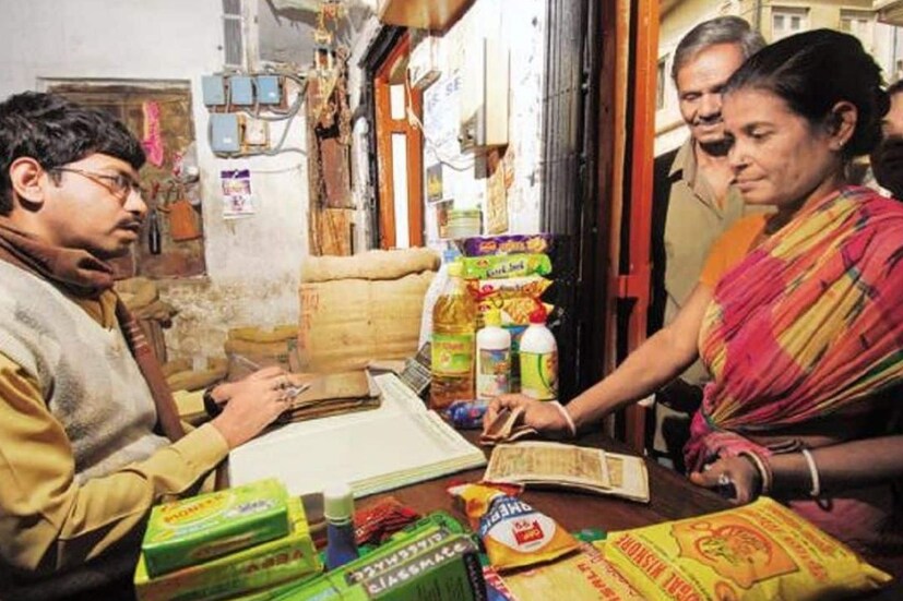 কেন্দ্রীয় সরকার ওয়ান নেশন, ওয়ান রেশন কার্ড নীতি নিয়ে এসেছে। তখন থেকেই রেশন কার্ডকে আধারের সঙ্গে লিঙ্ক করার জন্য জোর দিয়ে আসছে। এর মূল উদ্দেশ্য হল রেশন কার্ড সংক্রান্ত বিভিন্ন সমস্যা সমাধান করা। (প্রতীকী ছবি)