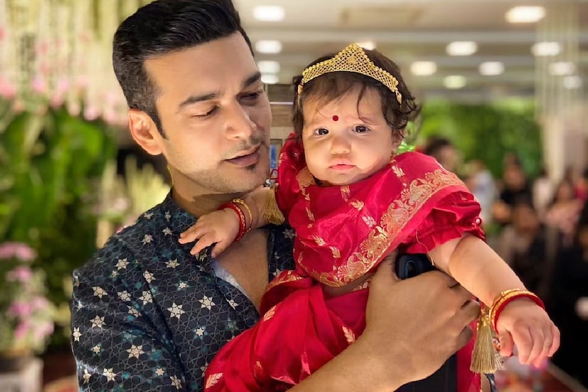 যাঁরা অভিষেকের মতো ফিট হতে চান, তাঁদের কী পরামর্শ দেবেন? অভিষেক বললেন, ‘‘কার্বোহাইড্রেট, ফ্যাটের পরিমাণ কমিয়ে প্রোটিন বেশি করে খান। বাইরের খাবার খেতে ইচ্ছে করলে পিৎজা, বার্গারে হাত না দিয়ে চিলি চিকেন বা চিকেন তন্দুরি খাওয়া` তুলনামূলক ভাবে স্বাস্থ্যকর।’’