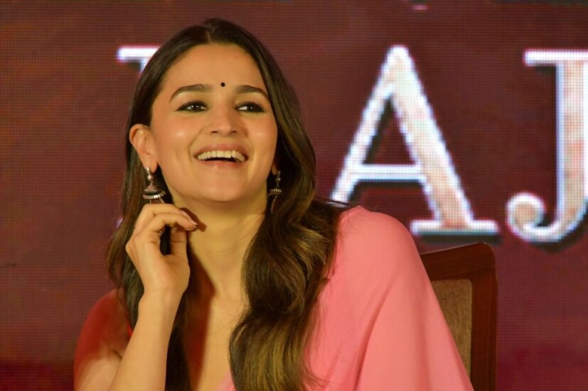 আলিয়ার কথায় জানা গেল, নিজের মাতৃভাষা না হলেও তাঁর মুখ দিয়ে বাংলাই বেরিয়ে যাচ্ছিল বারবার। ‘কেয়া হুয়া’ বলতে হলে ‘কী হল’ বলে ফেলছিলেন আলিয়া। জানালেন, সেটের আবহাওয়াটাই এমন ছিল, ঠিক যেন সিনেমা, সংস্কৃতির মিশ্রণ চারদিকে।