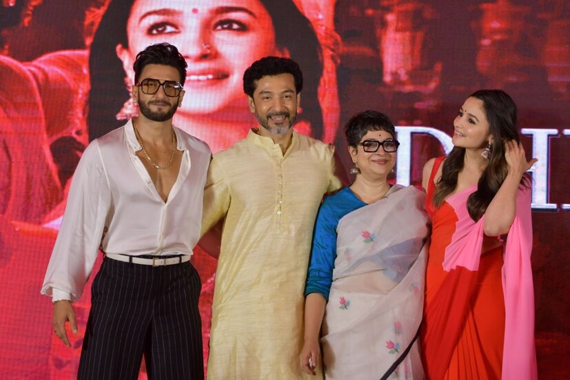 আলিয়া-রণবীরের পাশাপাশি বাংলার দুই তারকা চূর্ণী গঙ্গোপাধ্যায় ও টোটা রায়চৌধুরীও উপস্থিত ছিলেন। শহরে এসে কলকাতাবাসীকে তাঁর ‘মা’ ও ‘বাবা’র সঙ্গে আলাপ করালেন ‘কন্যা’ আলিয়া। জানালেন, তাঁর ‘রানি’ত্ব কম পড়ে যাবে চূর্ণী-টোটাকে ছাড়া।