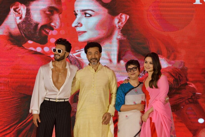 ‘রকি অউর রানি কি প্রেম কাহানি’-প্রচারে শহর কলকাতার এক পাঁচতারা হোটেলে উপস্থিত হয়েছিলেন নায়ক ও নায়িকা। বাংলায় কথা বলে, জনপ্রিয় ‘খেলা হবে’ উচ্চারণ করে, নাচ-গান করে মাতিয়ে দিলেন আলিয়া-রণবীর। তবে দুই বাঙালির সাজ-পোশাক, কথাবার্তা যেন বাজিমাত করেছে।