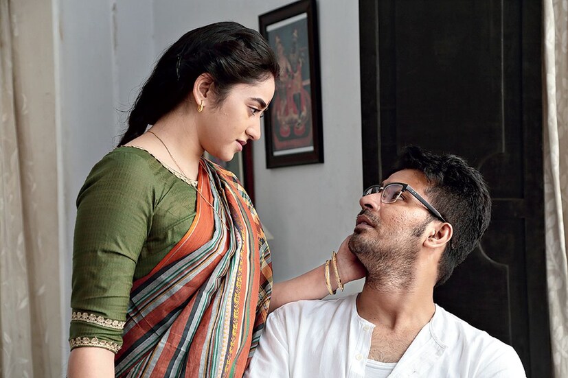 আগেও অনির্বাণ অভিনীত ব্যোমকেশ বেশ অনেকগুলি সিজন দর্শকরা দেখেছেন। ১৮ জুলাই ওটিটিতে মুক্তি পাবে এই সিরিজ। এই সিরিজ পরিচালনার দায়িত্ব রয়েছেন সৃজিত মুখোপাধ্যায়। এতে অনির্বাণে বিপরীতে দর্শকরা ঋদ্ধিমাকে এতদিন সত্যবতী হিসেবে দেখে এসেছেন। তবে এবার তিনি থাকছেন না। শোনা গিয়েছে, ঋদ্ধিমা অন্তঃসত্ত্বা হওয়ার কারণে, এই সিরিজে সত্যবতীর ভূমিকায় তাঁর পরিবর্তে দেখা যাবে সোহিনী সরকারকে। 