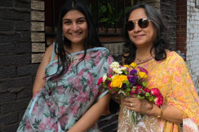 অনিরুদ্ধ ও তাঁর স্ত্রী ইন্দ্রাণী আমেরিকা পাড়ি দিয়েছিলেন সপ্তাহখানেক আগে। ঝিলের ধারে প্ল্যানেটোরিয়াম, তারই পাশে আসর সাজিয়ে মেয়ের বিয়ে দিলেন তারকা।
