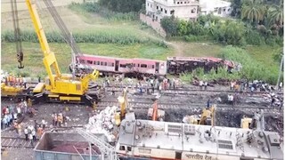 পয়েন্ট/ক্রসওভার সমস্যার কারণে মূল লাইনের পরিবর্তে লুপ লাইনে প্রবেশ করে