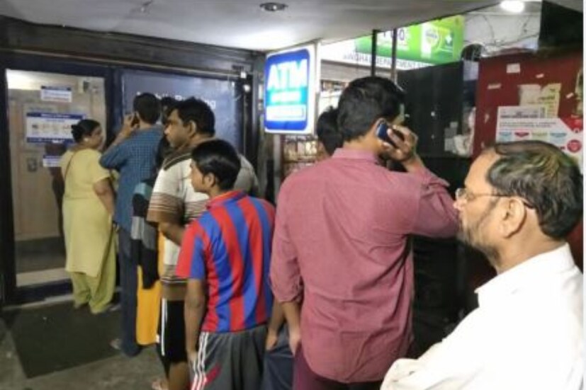 তবে ব্যাঙ্ক বন্ধ থাকলেও এটিএম কিংবা অনলাইনে ব্যাঙ্কিং পরিষেবার মতো সুবিধাগুলি চালু থাকবে। UPI, মোবাইল ব্যাঙ্কিং, ইন্টারনেট ব্যাঙ্কিংয়ের মতো ডিজিটাল পরিষেবাগুলি চালু থাকবে।